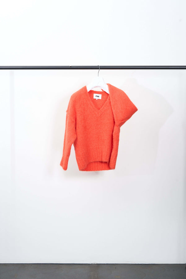 MEMORI SWEATER in bright chili pepper orange with a large v-neck, made from fluffy alpaca yarn.