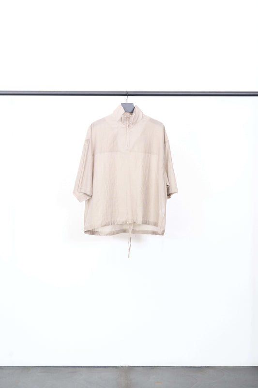 SONNO TOP - Ultra-light quarter-zipped short-sleeved patterned blouson in beige, perfect for layering.