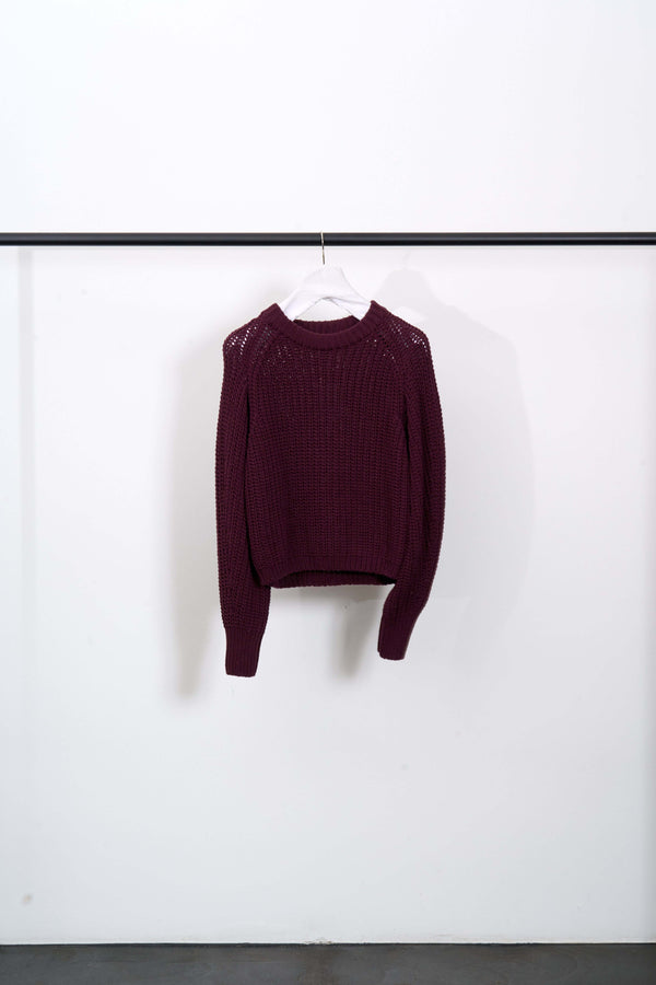 CHUNKY COTTON SWEATER in BORDEAUX, heavy-duty organic cotton with cropped fit and strong knitting.