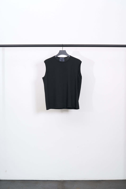 Organisches baumwoll ärmelloses t-shirt in verblasstem Schwarz, perfekt für warme Tage.