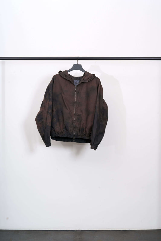 leichte Kapuzenjacke mit Reißverschluss in braunem Farbverlauf, elegant und lässig, ideal für Sommerabende.