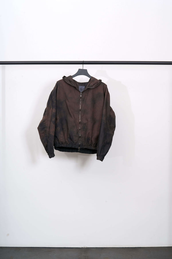 leichte Kapuzenjacke mit Reißverschluss in braunem Farbverlauf, elegant und lässig, ideal für Sommerabende.