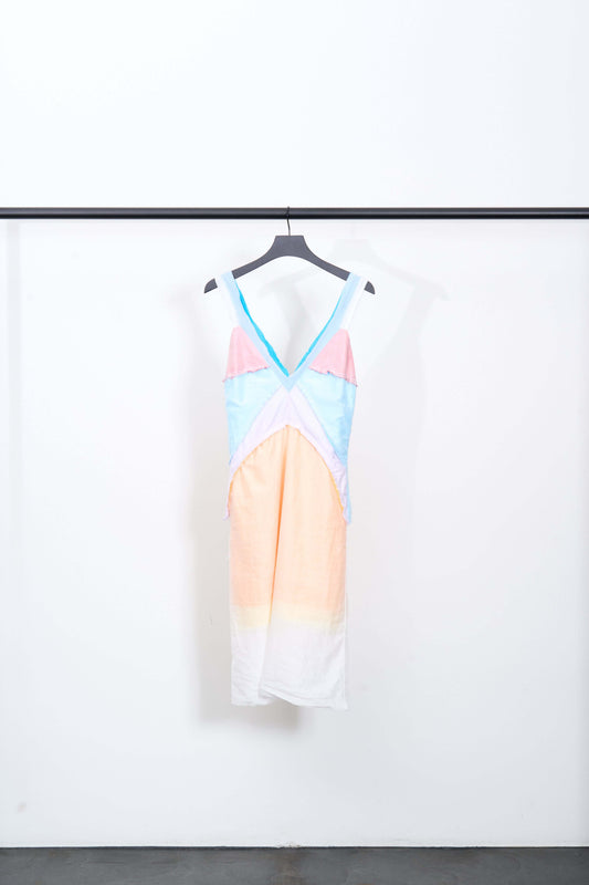 weiße mehrlagige CHAOS-KLEID aus luftiger Baumwolle in pastellfarbenem Design, mit mehreren Lagen und schmalem Schnitt.