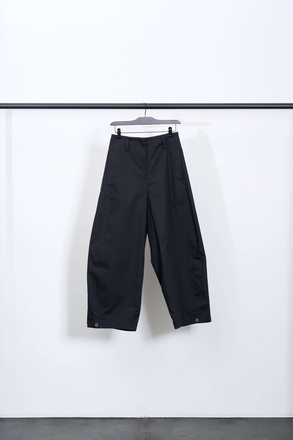 DOMU PANTS made from 78% cotton and 22% linen, featuring a black design and a barrel cut.