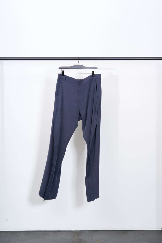 TWISTED TROUSER in navy, made from brushed viscose with 89% viscose and 11% polyester.