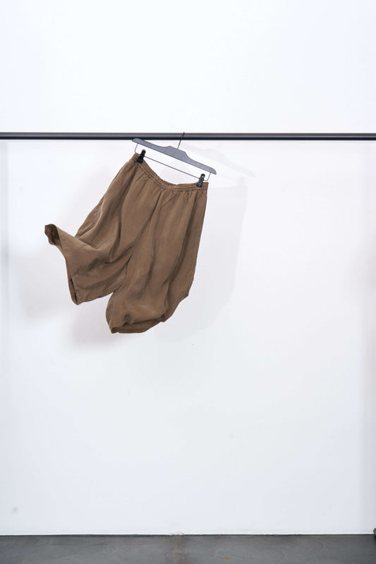 CUPRO SHORT TROUSER in braun, 100% CUPRO kurze Hosen, in Spanien hergestellt, schick und bequem.